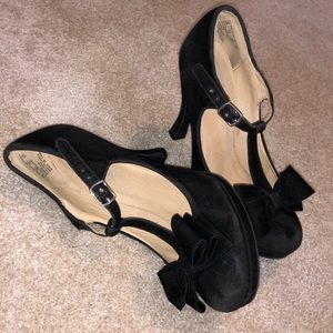Black bowtie heels